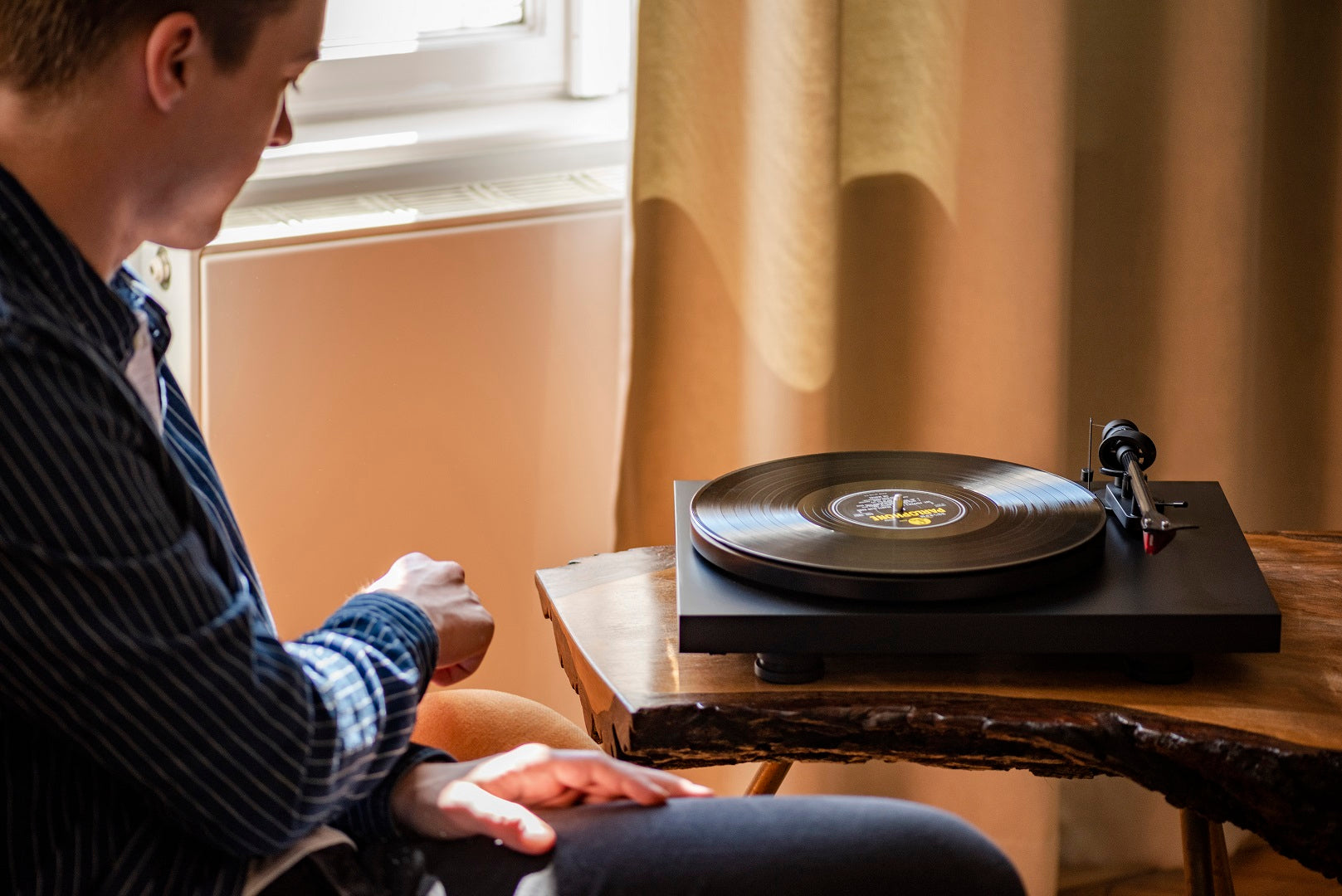 Pro-Ject Debut Carbon Evo (Gloss Black)